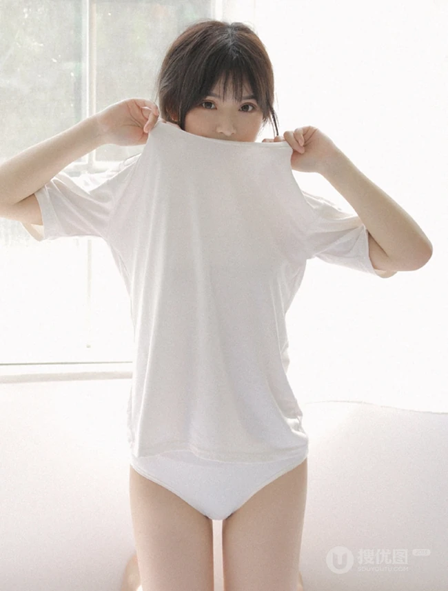 娇小清新白皙美丽女孩白色T恤原味家居服居家室内写真美图