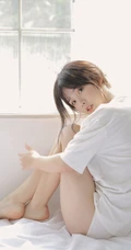 娇小清新白皙美丽女孩白色T恤原味家居服居家室内写真美图