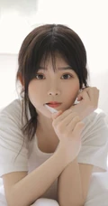 娇小清新白皙美丽女孩白色T恤原味家居服居家室内写真美图