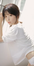 娇小清新白皙美丽女孩白色T恤原味家居服居家室内写真美图