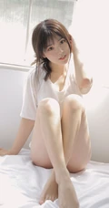娇小清新白皙美丽女孩白色T恤原味家居服居家室内写真美图