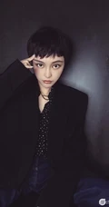 周扬青换超短短发发型酷靓帅美照，脸妆精致，宛如美男假小子