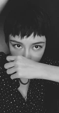 周扬青换超短短发发型酷靓帅美照，脸妆精致，宛如美男假小子