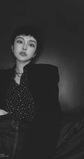 周扬青换超短短发发型酷靓帅美照，脸妆精致，宛如美男假小子
