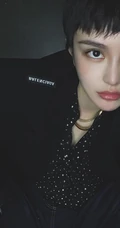 周扬青换超短短发发型酷靓帅美照，脸妆精致，宛如美男假小子