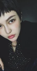 周扬青换超短短发发型酷靓帅美照，脸妆精致，宛如美男假小子