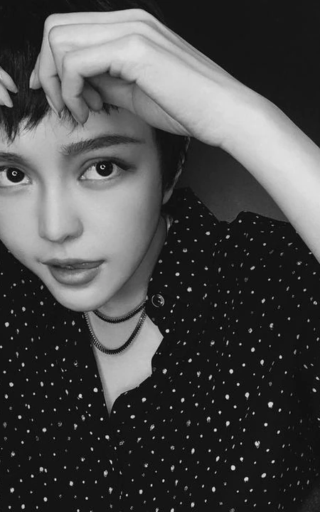 周扬青换超短短发发型酷靓帅美照，脸妆精致，宛如美男假小子