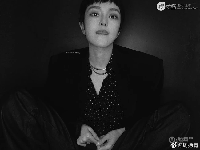 周扬青换超短短发发型酷靓帅美照，脸妆精致，宛如美男假小子
