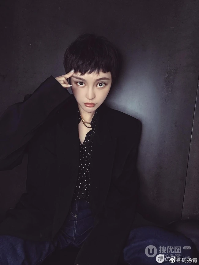 周扬青换超短短发发型酷靓帅美照，脸妆精致，宛如美男假小子