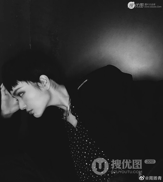 周扬青换超短短发发型酷靓帅美照，脸妆精致，宛如美男假小子
