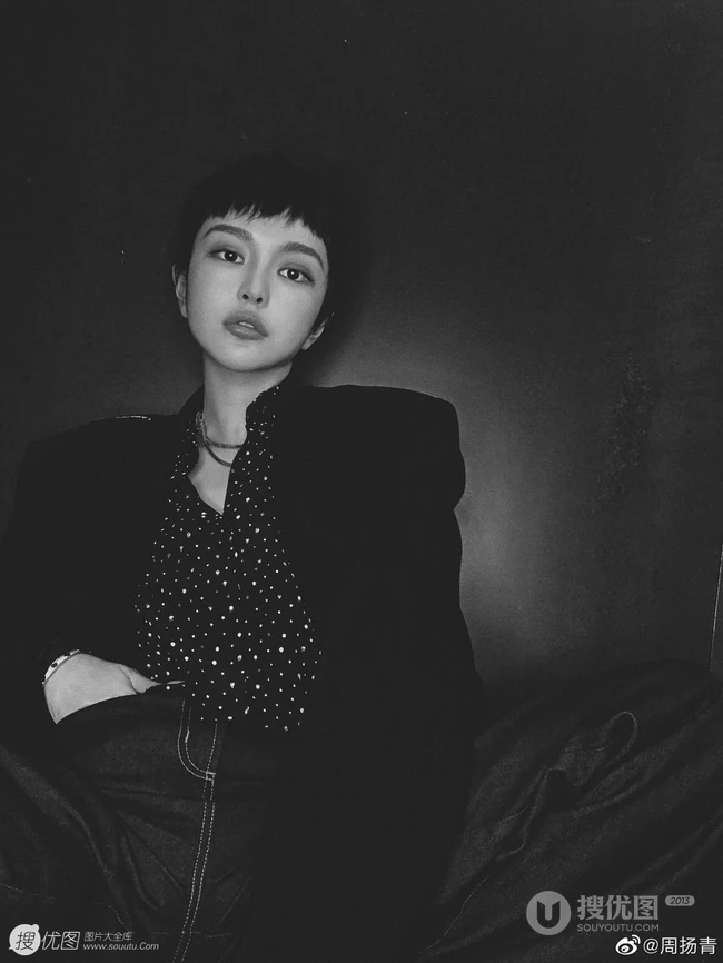 周扬青换超短短发发型酷靓帅美照，脸妆精致，宛如美男假小子