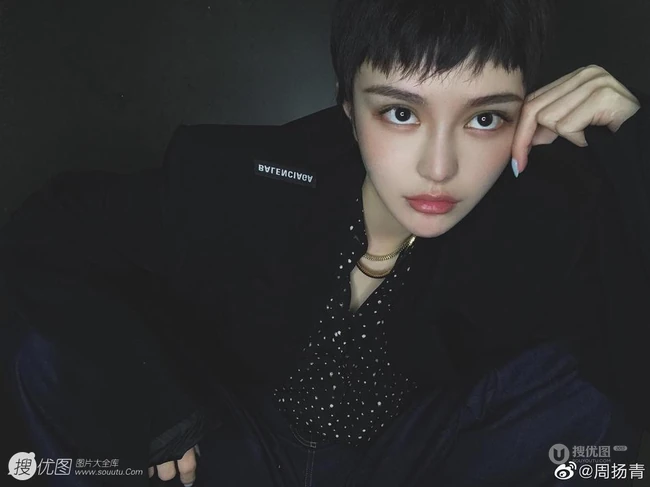 周扬青换超短短发发型酷靓帅美照，脸妆精致，宛如美男假小子