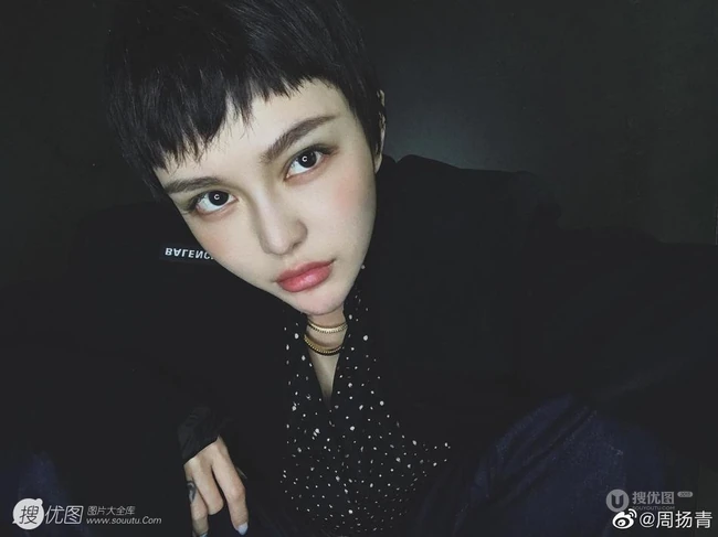 周扬青换超短短发发型酷靓帅美照，脸妆精致，宛如美男假小子