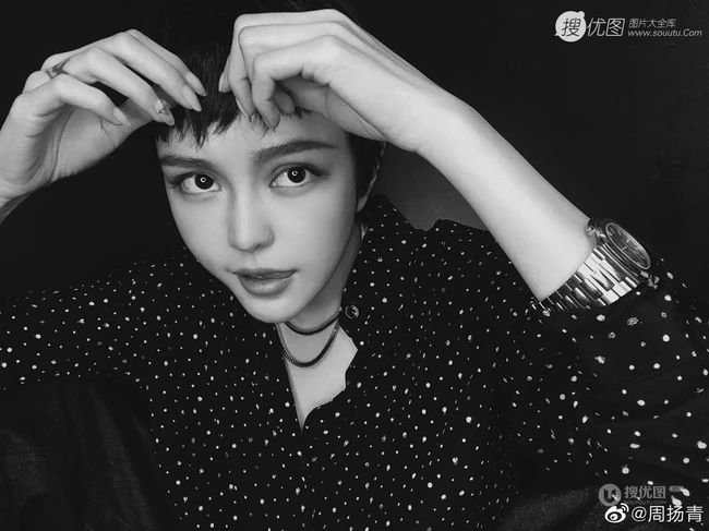 周扬青换超短短发发型酷靓帅美照，脸妆精致，宛如美男假小子