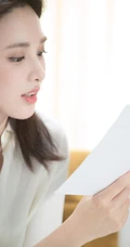 皮肤白皙，秀发飘逸，彭小苒全白LOOK清新清爽唯美居家写真照