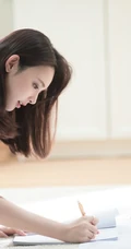 皮肤白皙，秀发飘逸，彭小苒全白LOOK清新清爽唯美居家写真照