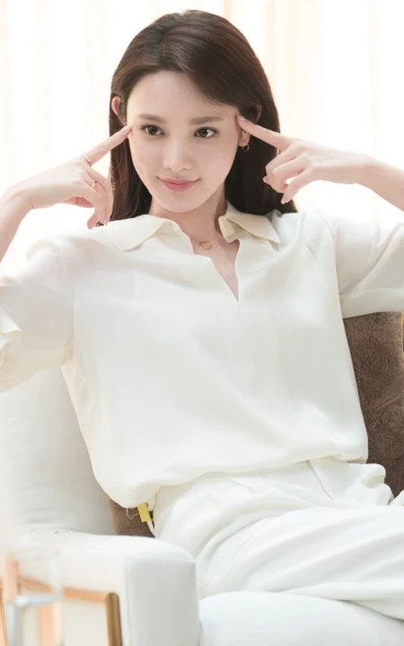 皮肤白皙，秀发飘逸，彭小苒全白LOOK清新清爽唯美居家写真照
