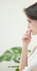 皮肤白皙，秀发飘逸，彭小苒全白LOOK清新清爽唯美居家写真照