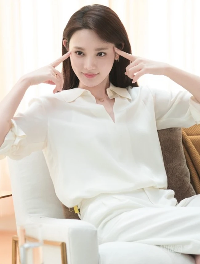 皮肤白皙，秀发飘逸，彭小苒全白LOOK清新清爽唯美居家写真照