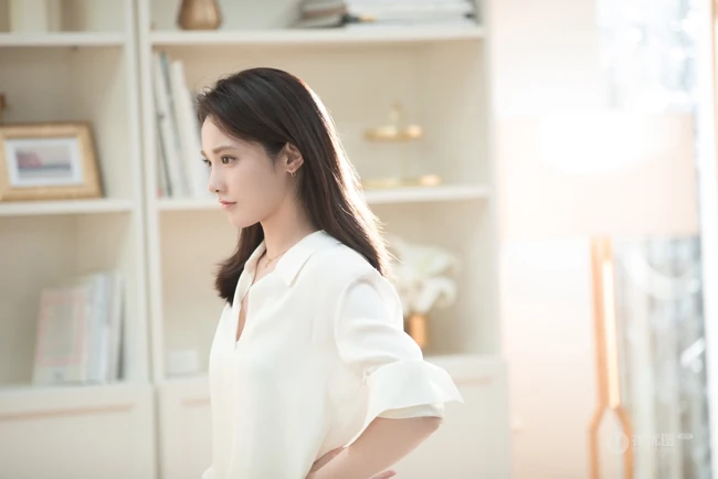 皮肤白皙，秀发飘逸，彭小苒全白LOOK清新清爽唯美居家写真照
