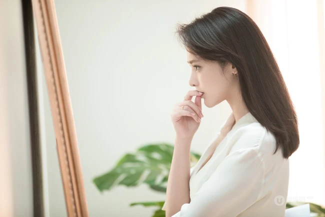 皮肤白皙，秀发飘逸，彭小苒全白LOOK清新清爽唯美居家写真照