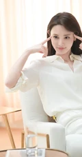 皮肤白皙，秀发飘逸，彭小苒全白LOOK清新清爽唯美居家写真照
