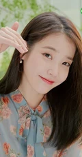 韩国歌手IU李知恩春装杂志封面美照，印花上衣着身清新可人