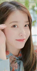 韩国歌手IU李知恩春装杂志封面美照，印花上衣着身清新可人