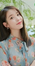 韩国歌手IU李知恩春装杂志封面美照，印花上衣着身清新可人