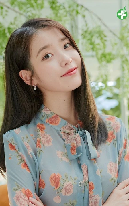 韩国歌手IU李知恩春装杂志封面美照，印花上衣着身清新可人
