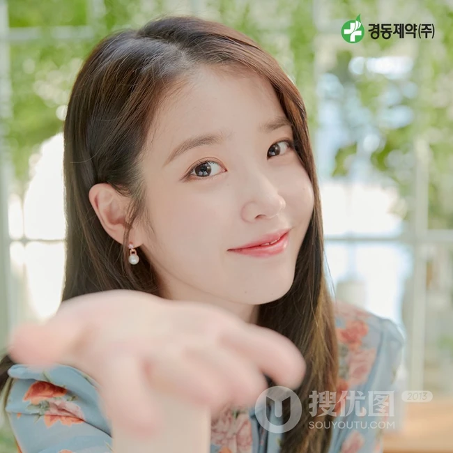 韩国歌手IU李知恩春装杂志封面美照，印花上衣着身清新可人
