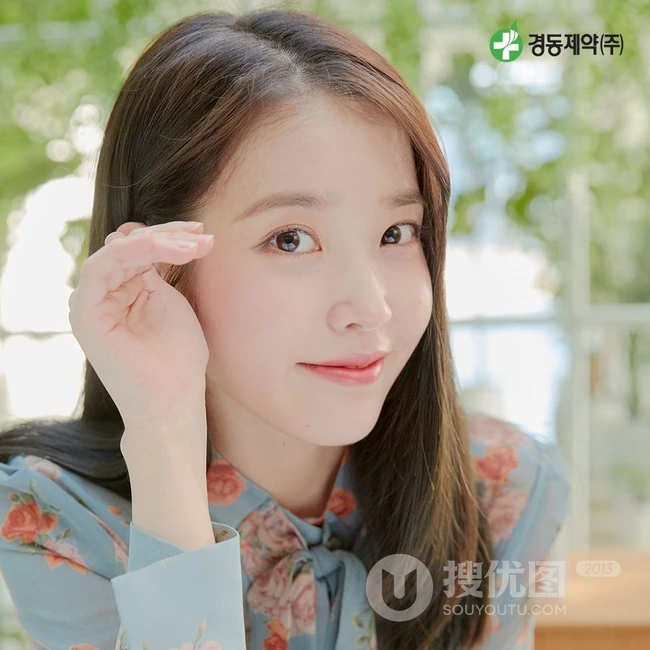 韩国歌手IU李知恩春装杂志封面美照，印花上衣着身清新可人