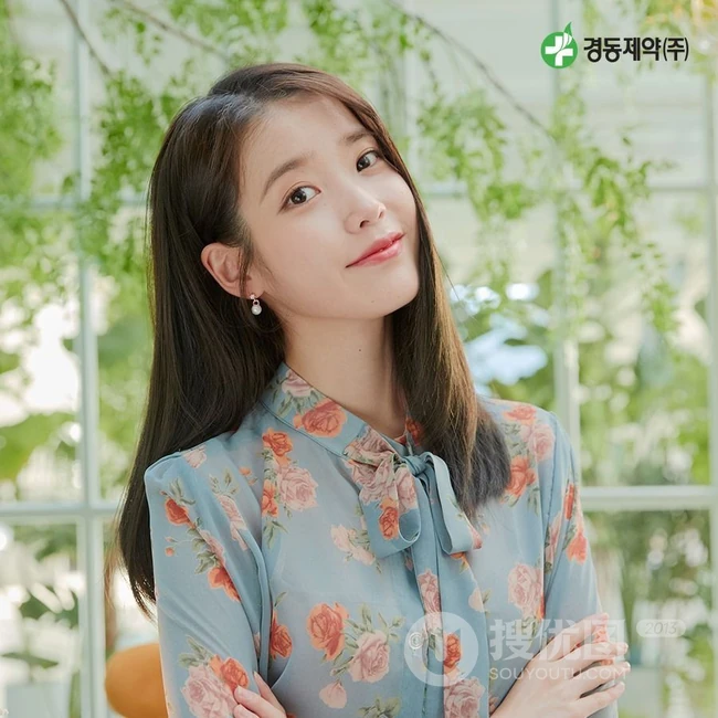 韩国歌手IU李知恩春装杂志封面美照，印花上衣着身清新可人