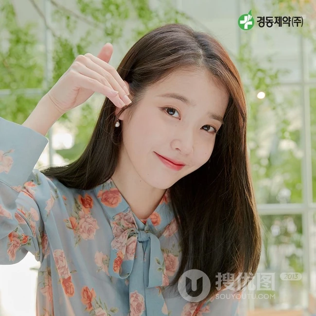 韩国歌手IU李知恩春装杂志封面美照，印花上衣着身清新可人