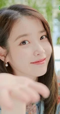 韩国歌手IU李知恩春装杂志封面美照，印花上衣着身清新可人