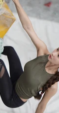 紧身衣，匀称身形，蔡卓宜运动健身美照，容貌秀丽，腹肌明显