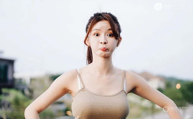 蔡卓宜气质图片，马来西亚女星蔡卓宜肩带背心系列气质图片
