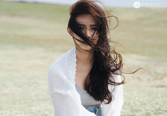 蔡卓宜气质图片，马来西亚女星蔡卓宜肩带背心系列气质图片
