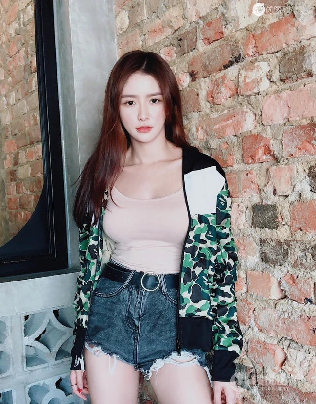 蔡卓宜气质图片，马来西亚女星蔡卓宜肩带背心系列气质图片