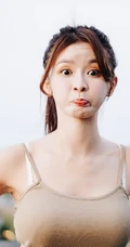 蔡卓宜气质图片，马来西亚女星蔡卓宜肩带背心系列气质图片