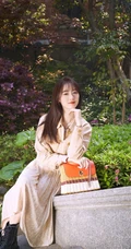 袁冰妍逛街溜达清新美照，连衣裙搭牛仔夹克清新可人有气质
