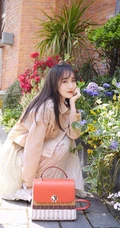 袁冰妍逛街溜达清新美照，连衣裙搭牛仔夹克清新可人有气质