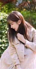 袁冰妍逛街溜达清新美照，连衣裙搭牛仔夹克清新可人有气质