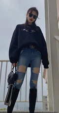 黄一琳戴墨镜出街写真美照，紧身牛仔裤搭黑衣，酷美时尚有个性
