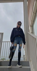 黄一琳戴墨镜出街写真美照，紧身牛仔裤搭黑衣，酷美时尚有个性