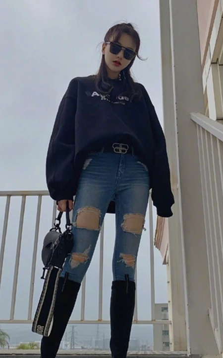 黄一琳戴墨镜出街写真美照，紧身牛仔裤搭黑衣，酷美时尚有个性