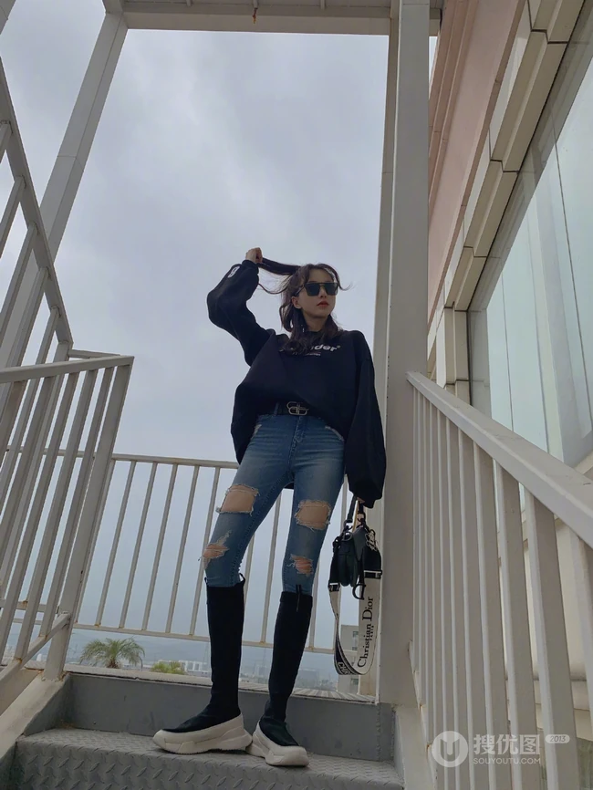 黄一琳戴墨镜出街写真美照，紧身牛仔裤搭黑衣，酷美时尚有个性