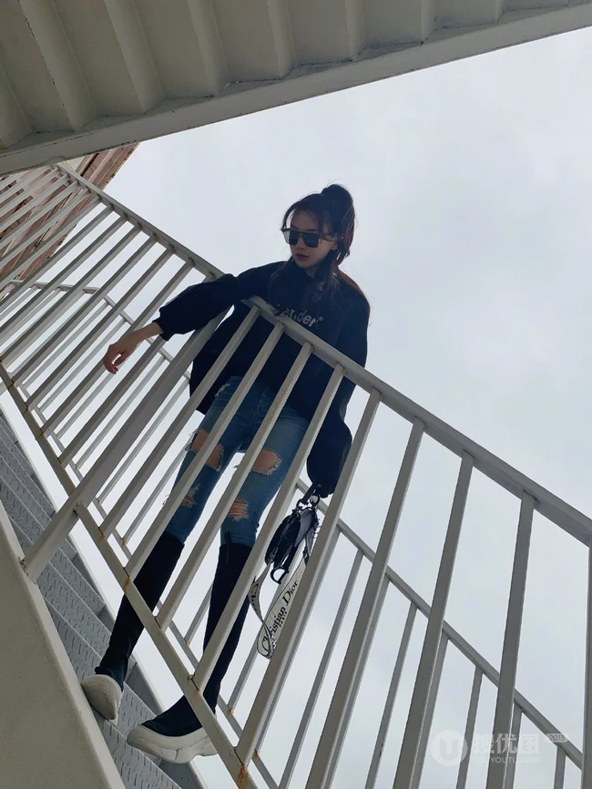 黄一琳戴墨镜出街写真美照，紧身牛仔裤搭黑衣，酷美时尚有个性