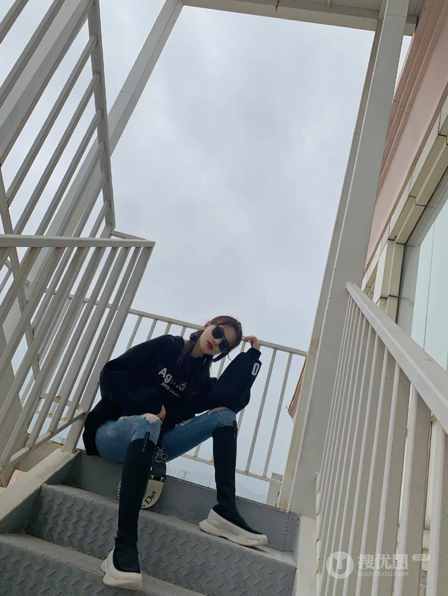 黄一琳戴墨镜出街写真美照，紧身牛仔裤搭黑衣，酷美时尚有个性