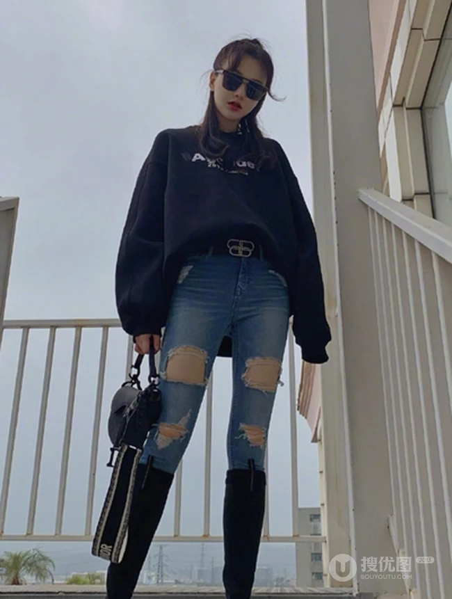 黄一琳戴墨镜出街写真美照，紧身牛仔裤搭黑衣，酷美时尚有个性